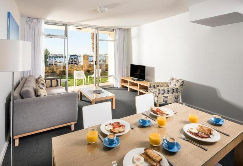 2 Bedroom Apartment with Views, Be. Fremantle