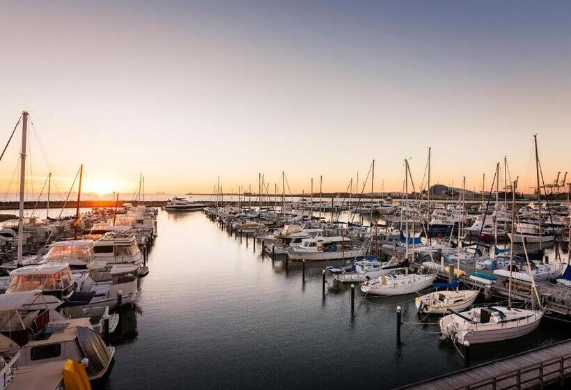 2 Bedroom Apartment with Views, Be. Fremantle