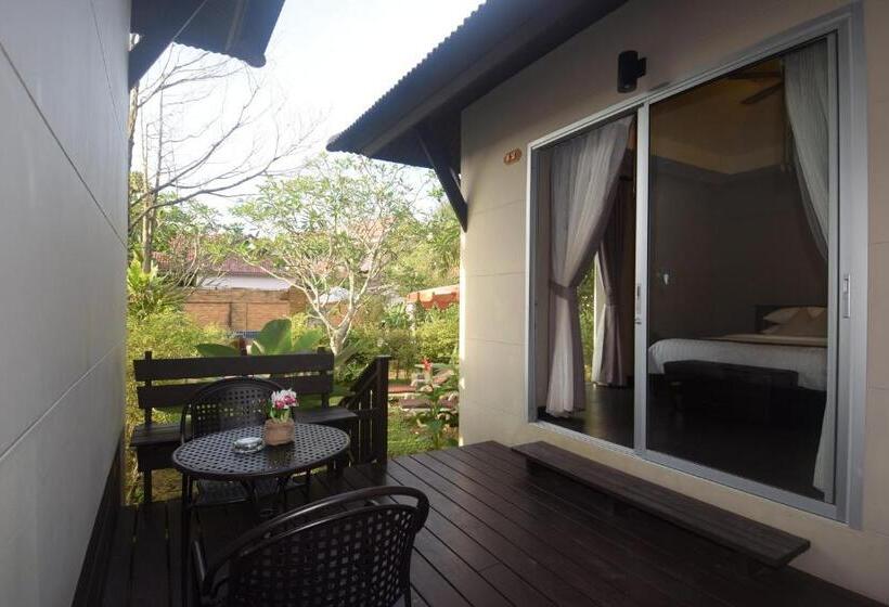 غرفة ديلوكس مطلة على حمام السباحة, Clean Beach Resort