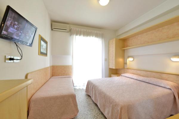 חדר סטנדרט לשלושה, Eliseo Riccione