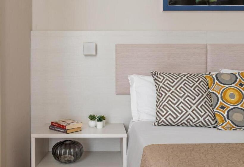 חדר סטנדרט לשלושה, Eliseo Riccione