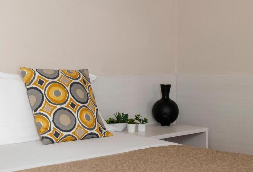 חדר סטנדרט לשלושה, Eliseo Riccione