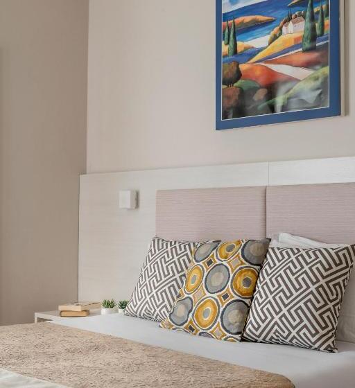 חדר סטנדרט לשלושה, Eliseo Riccione