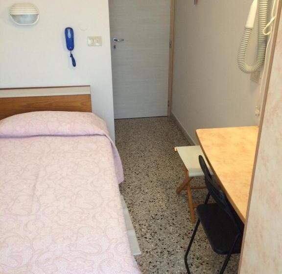 חדר סטנדרט יחיד, Eliseo Riccione