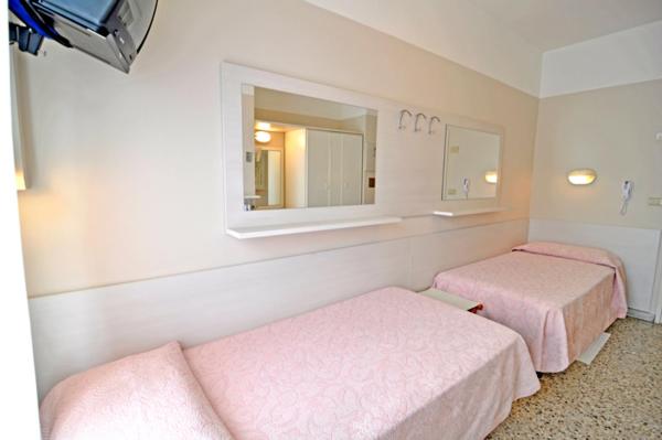 חדר אקונומי, Eliseo Riccione