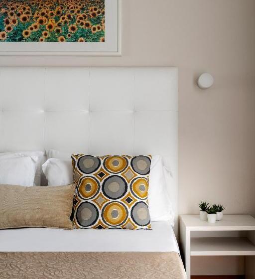 חדר סטנדרט לשלושה, Eliseo Riccione