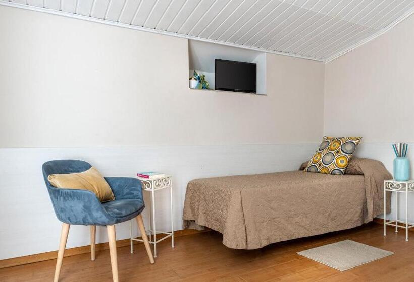 חדר סטנדרט לשלושה, Eliseo Riccione