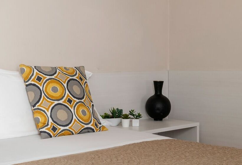 חדר סטנדרט, Eliseo Riccione