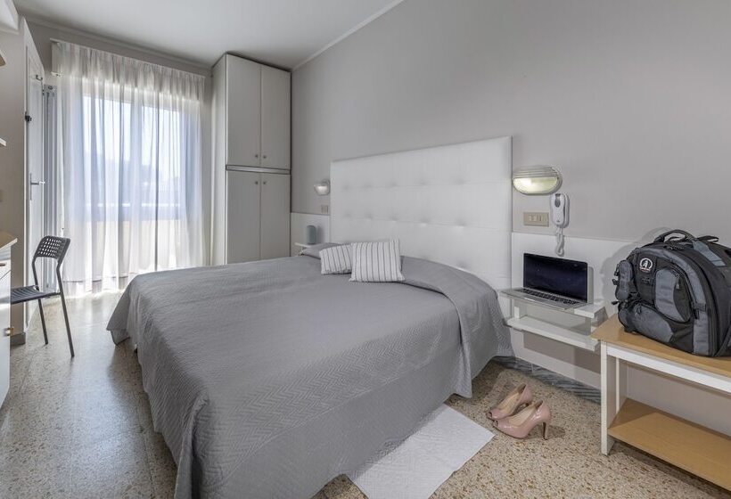 חדר סטנדרט, Eliseo Riccione