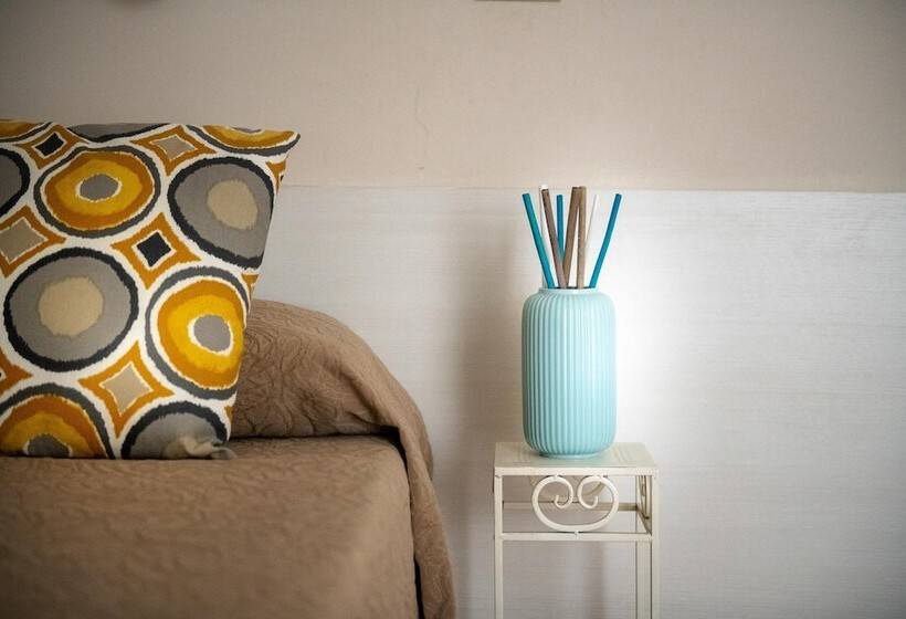 חדר אקונומי לשלושה, Eliseo Riccione