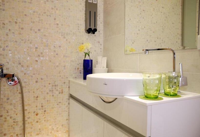 اتاق اکونومی, Golden