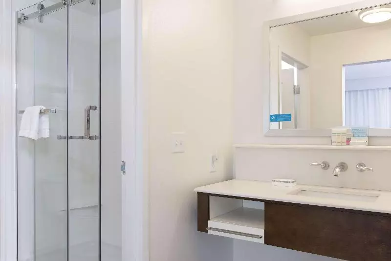 キングサイズベッドのスタンダードルーム, Hampton Inn & Suites Michigan City
