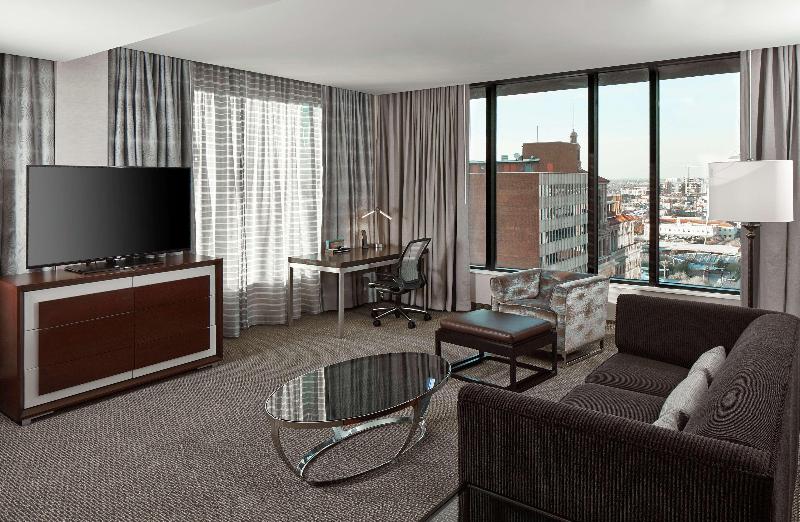 מיטת קינג בסוויטה, Hilton Garden Inn Phoenix Downtown