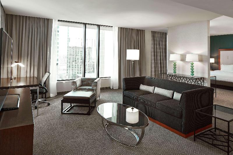 מיטת קינג בסוויטה, Hilton Garden Inn Phoenix Downtown