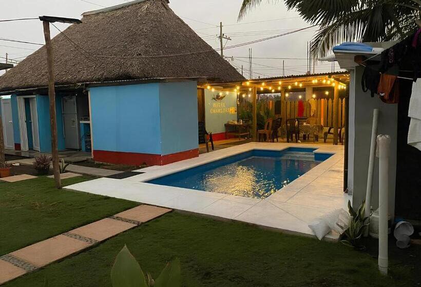 اتاق استاندارد با سرویس بهداشتی مشترک, Bedrooms Where Charlie