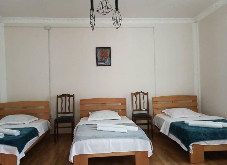 اتاق استاندارد سه نفره, Leila S Guest House