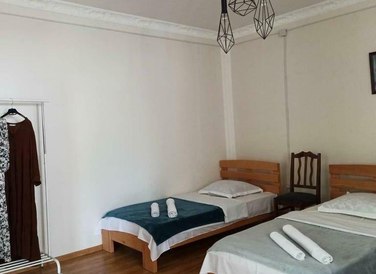 اتاق استاندارد سه نفره, Leila S Guest House