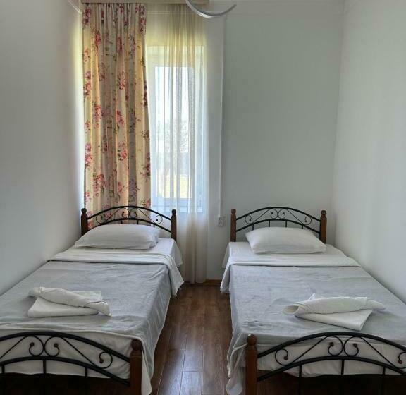 اتاق اکونومی, Leila S Guest House