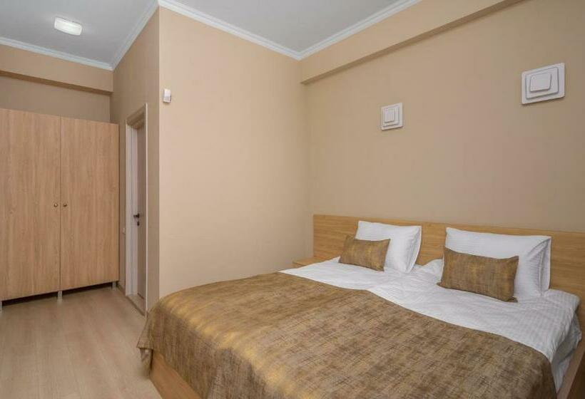 اتاق لوکس با بالکن, Alexandria