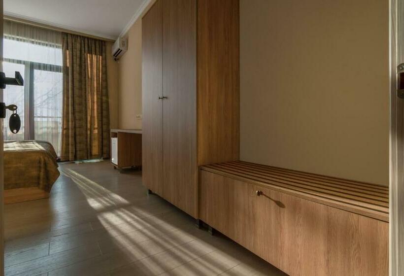 اتاق لوکس با بالکن, Alexandria