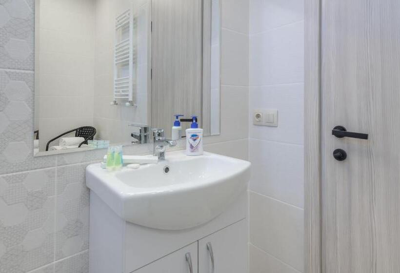 اتاق لوکس با بالکن, Alexandria