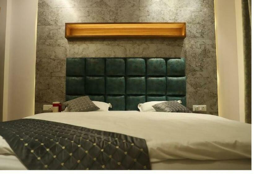 Quarto Deluxe, Shree Darshnam