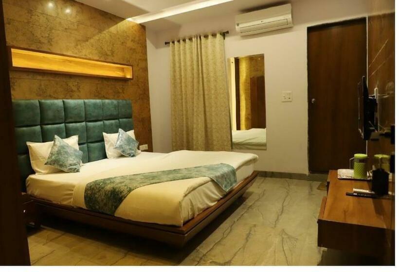 Quarto Deluxe, Shree Darshnam