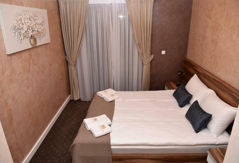 اتاق خانوادگی, Mv Monogram