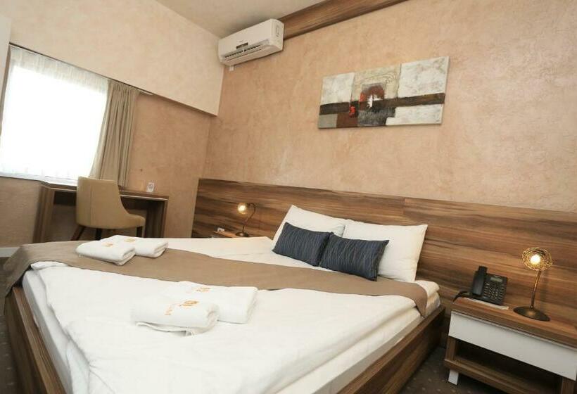 اتاق خانوادگی, Mv Monogram