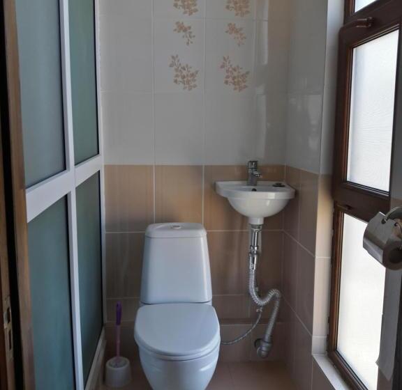 اتاق لوکس با بالکن, Kristall