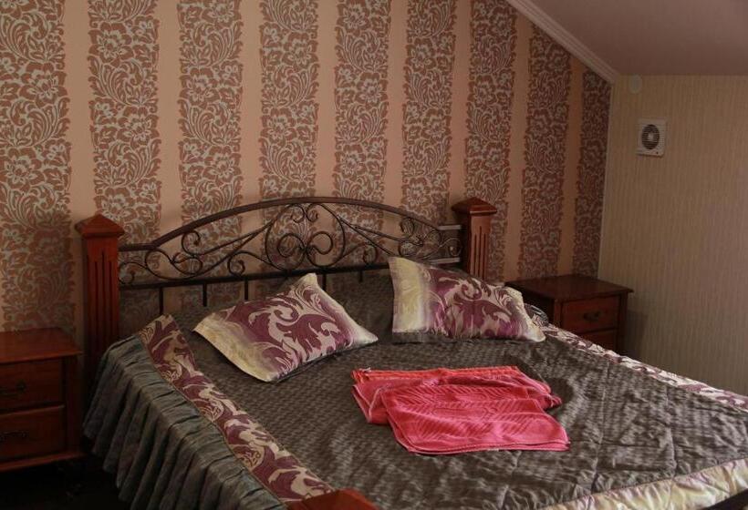 اتاق لوکس با بالکن, Kristall