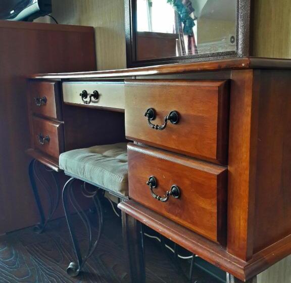 اتاق لوکس با بالکن, Kristall