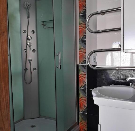 اتاق لوکس با بالکن, Kristall