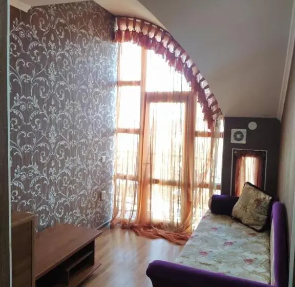 سوئیت با بالکن, Kristall