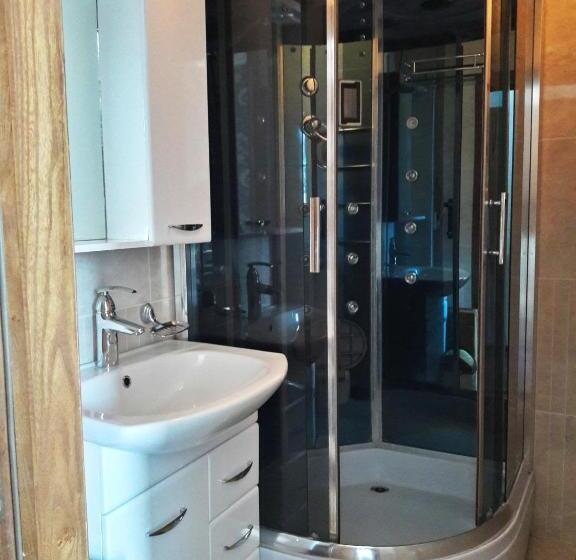 سوئیت با بالکن, Kristall