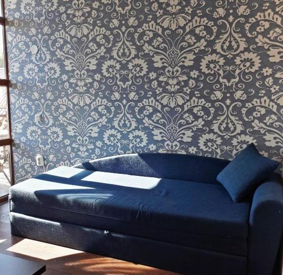 سوئیت با بالکن, Kristall