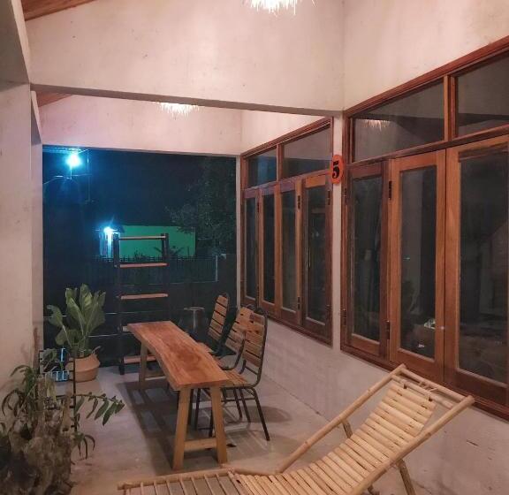 اتاق لوکس, Phố đá