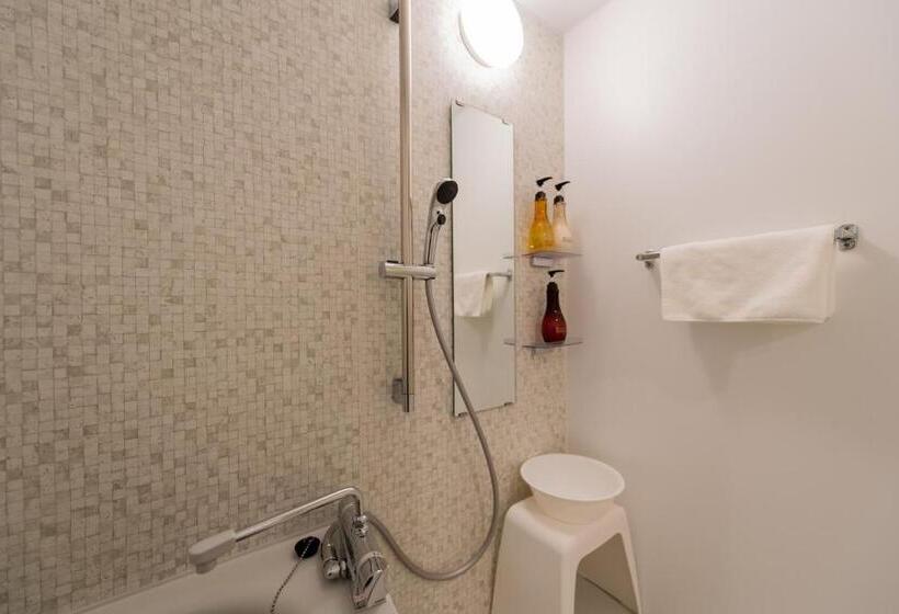 דירת חדר בסיסית, Little Santa