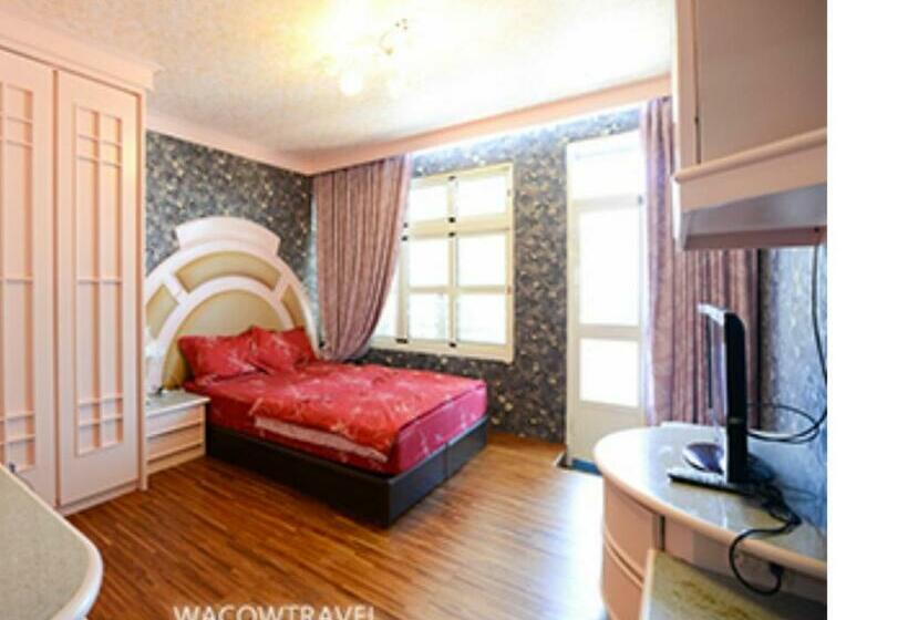 اتاق اکونومی, Full House B&b