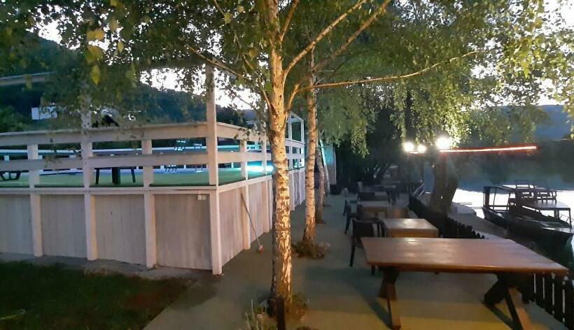 اتاق استاندارد با چشمانداز دریاچه, River View