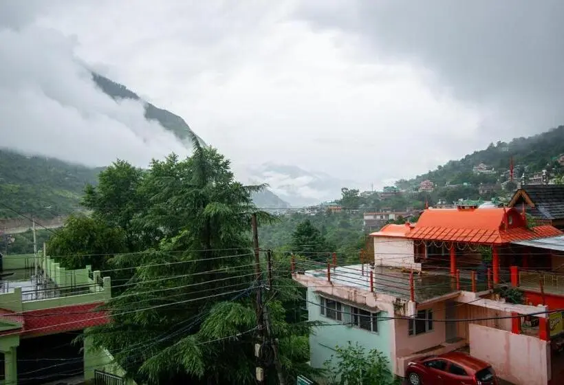 اتاق خانوادگی با چشم‌انداز کوه, Octave Himalayan Hamlet