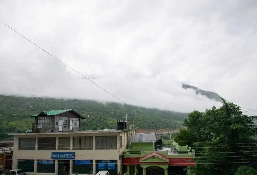 اتاق خانوادگی با چشم‌انداز کوه, Octave Himalayan Hamlet