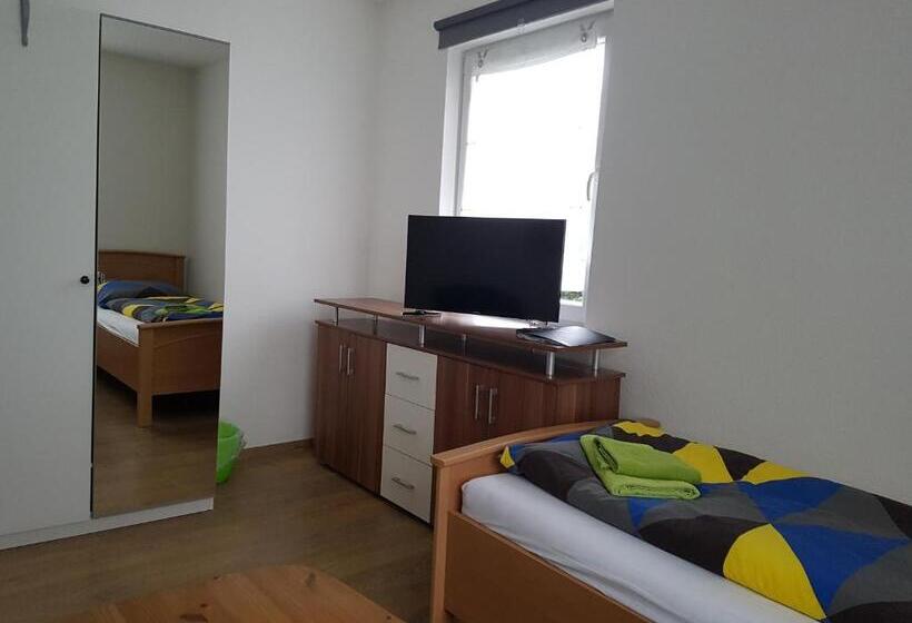 בית, 4 חדרי שינה, Monteurzimmer Jusy