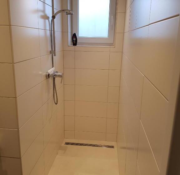 בית, 4 חדרי שינה, Monteurzimmer Jusy