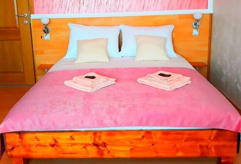 اتاق لوکس سه تخته, Villa Saturea