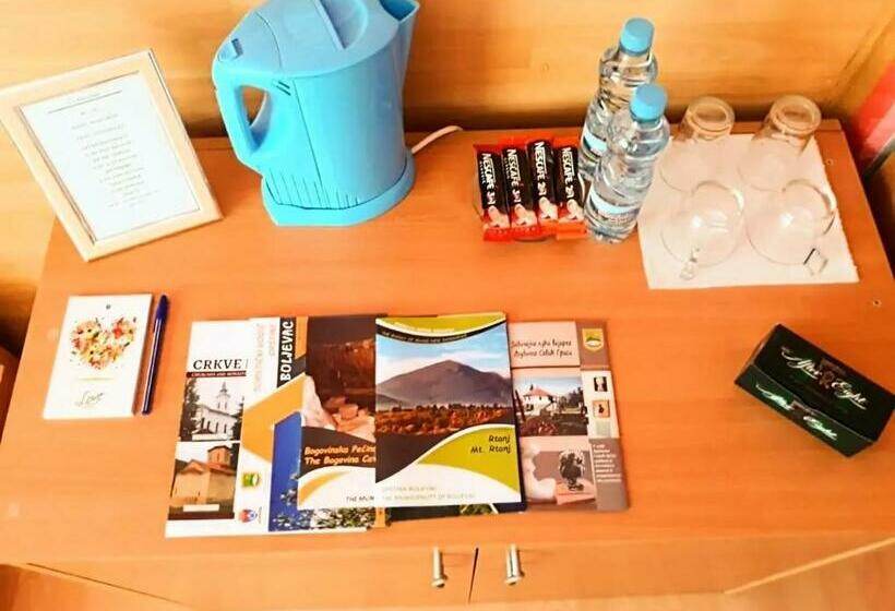 اتاق لوکس سه تخته, Villa Saturea