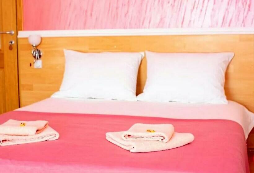 اتاق لوکس سه تخته, Villa Saturea