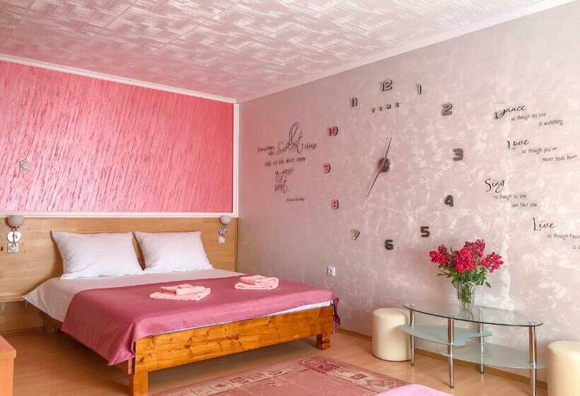 اتاق لوکس سه تخته, Villa Saturea