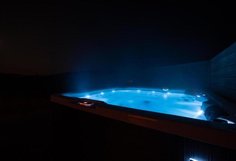 סטודיו דלוקס, Aurora Borealis Observatory