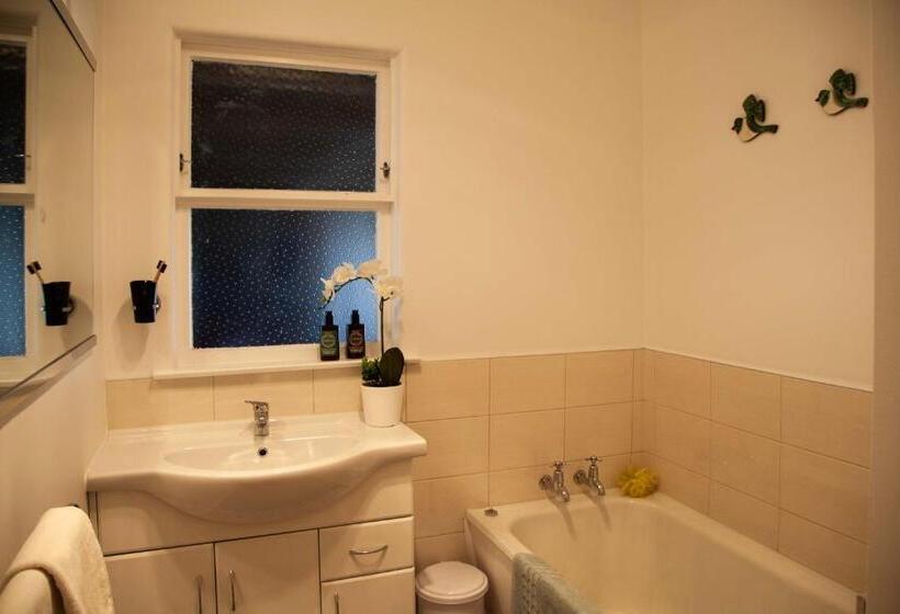 דירת חדר, Languor B&b